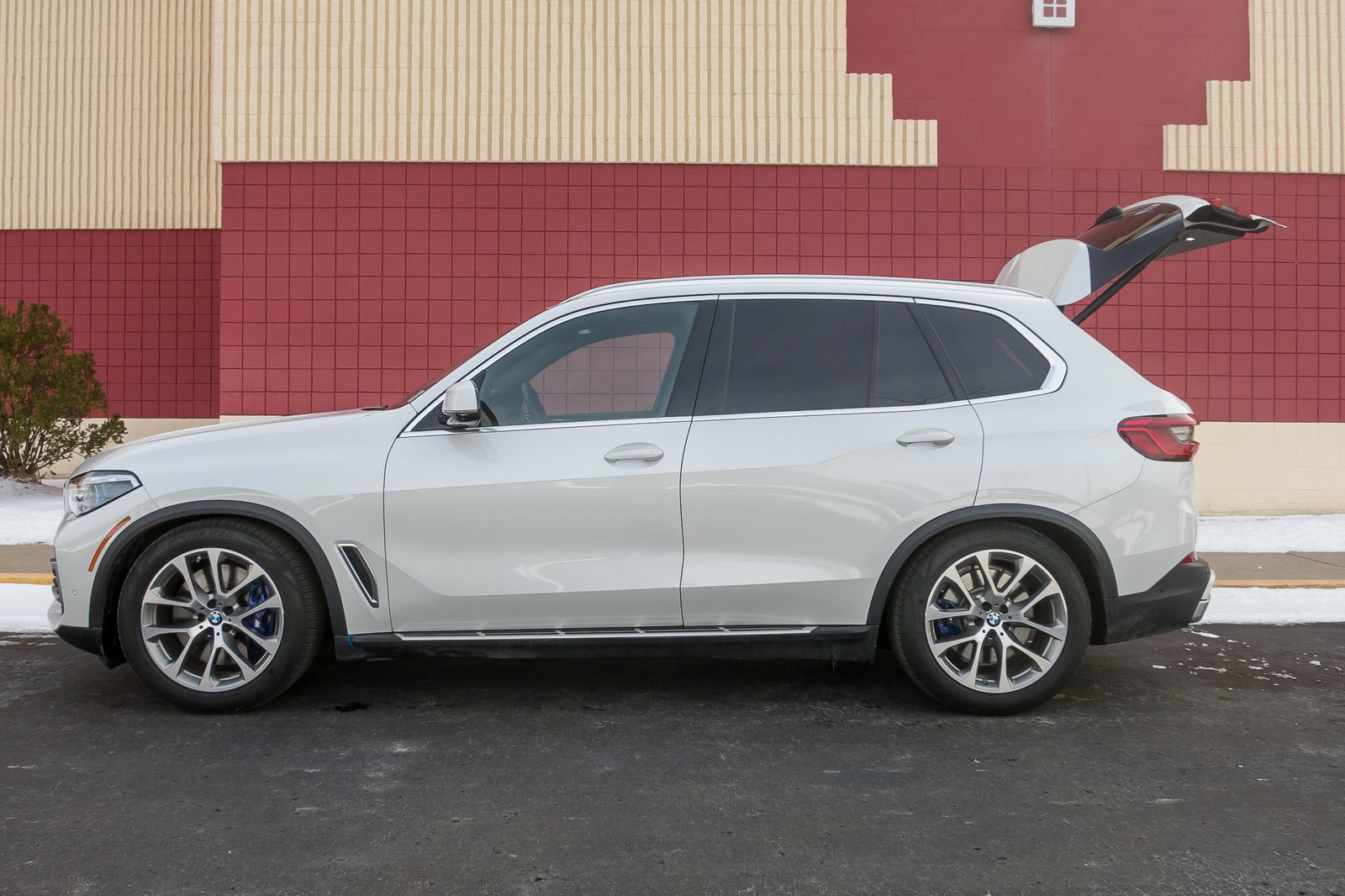 03-bmw-x5-2019-exterior--profile--white.jpg
