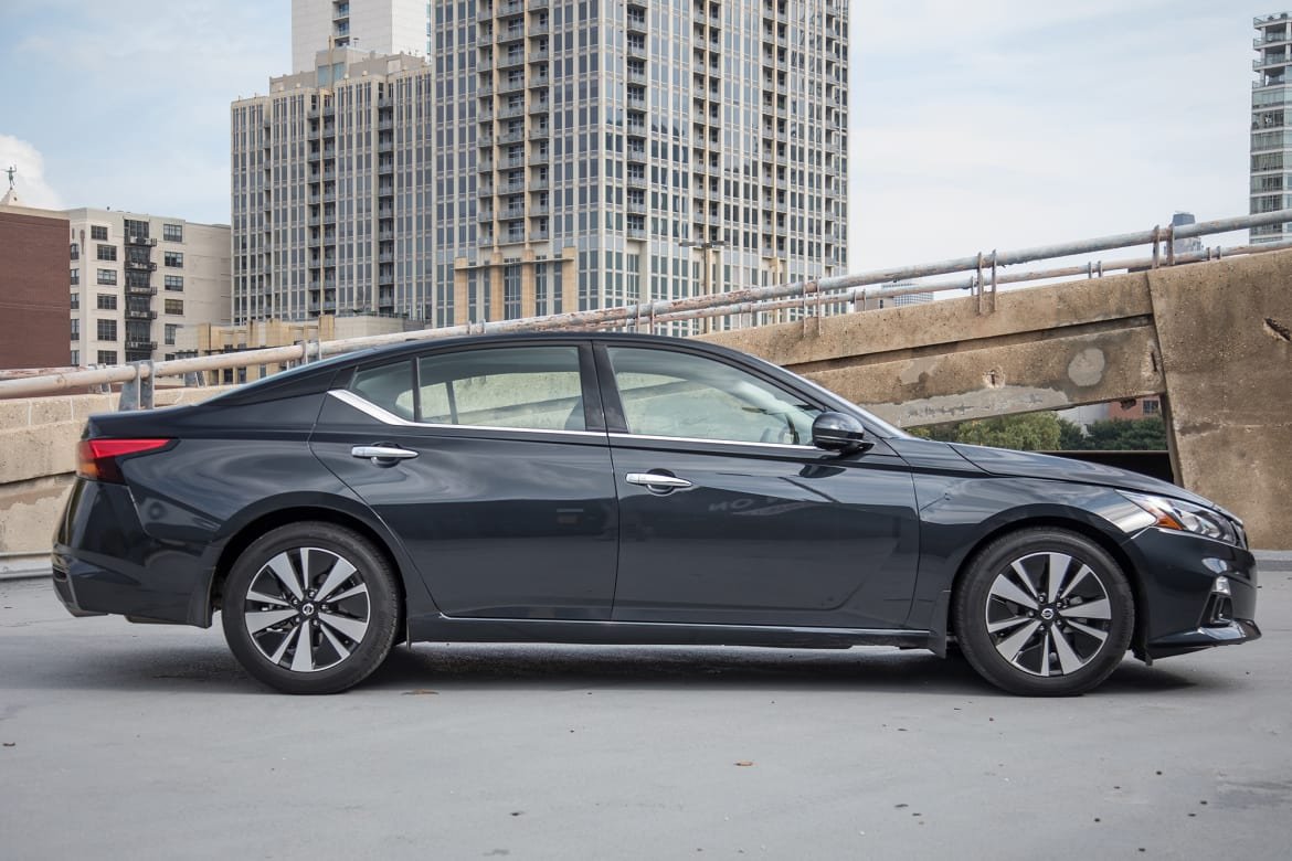 03-nissan-altima-2.5-sv-2019-black--exterior--profile.jpg