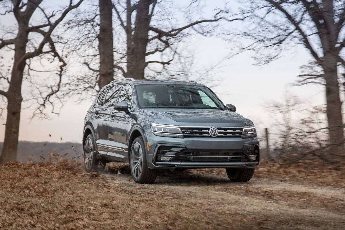 02-volkswagen-tiguan-2019-angle--dynamic--exterior--front--grey-