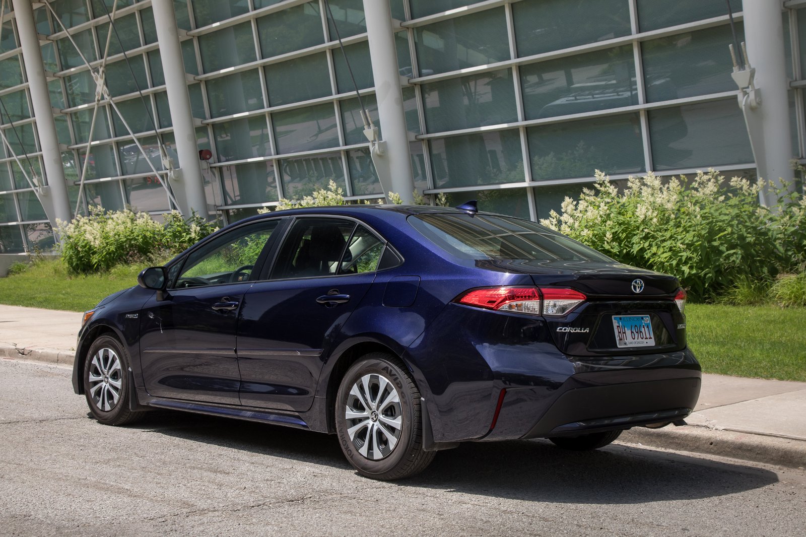 toyota-corolla-hybrid-2020-07-angle--blue--exterior--rear--urban.jpg