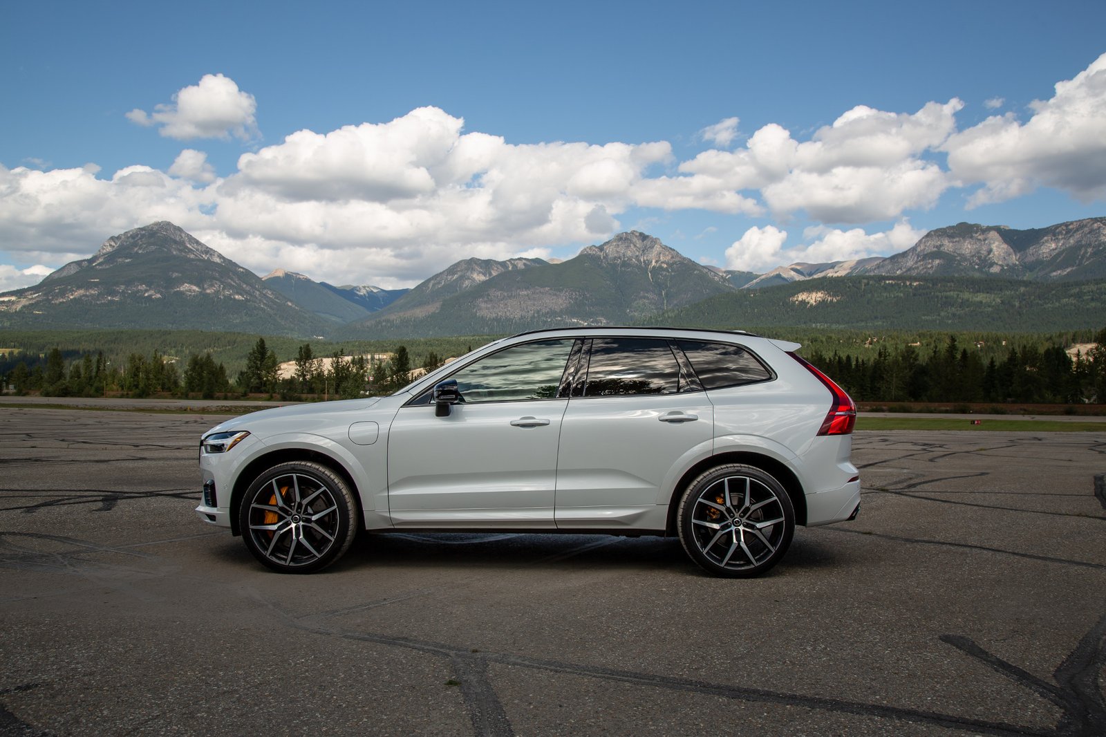 volvo-xc60-t8-polestar-2020-03-exterior--mountains--profile--white.jpg