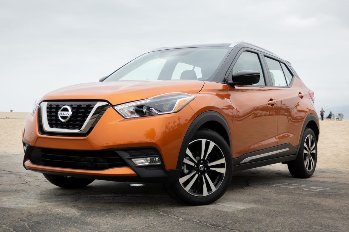 01-nissan-kicks-2018-angle--beach--exterior--front--orange.jpg