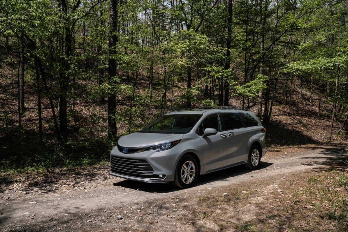 toyota-sienna-woodland-special-edition-2022-oem-02-angle--exterior--front--silver.jpg