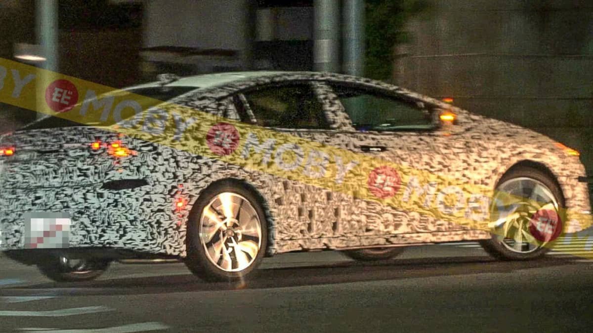 Toyota Prius hybrid not dead yet, spy photos show-0