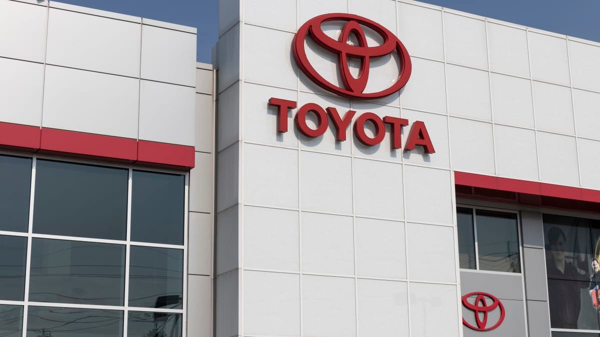Toyota slammed by Greenpeace over its support of fossil fuels-0