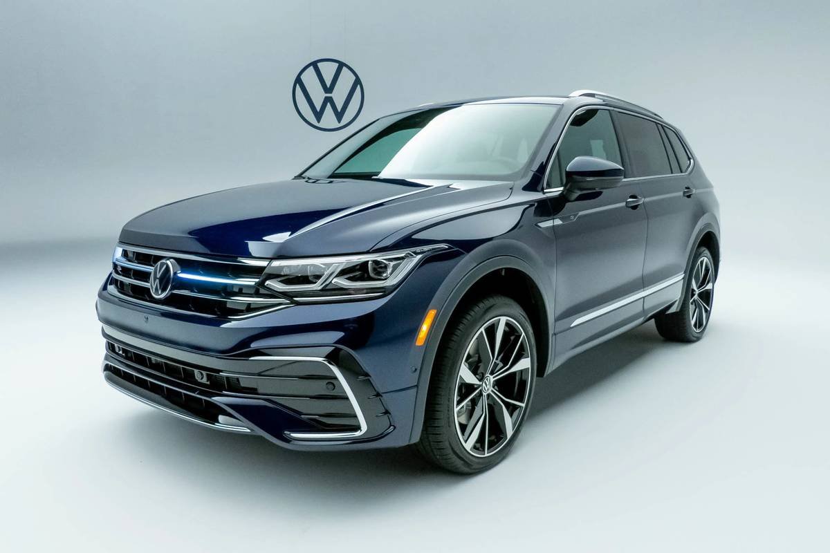volkswagen-tiguan-sel-r-line-2022--01-angle--blue--exterior--front.jpg