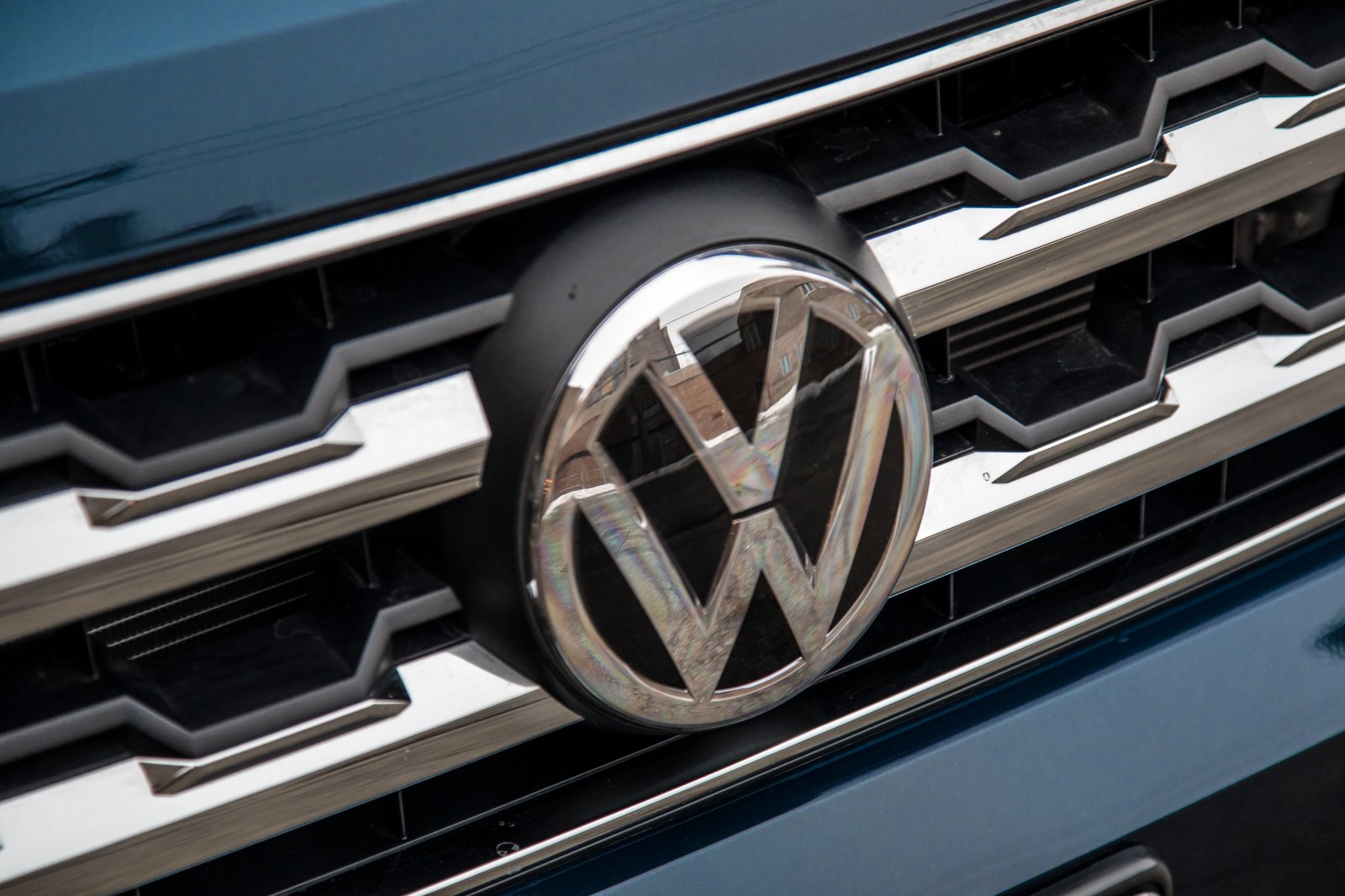 08-volkswagen-atlas-2018-badge-blue-exterior-grille.jpg