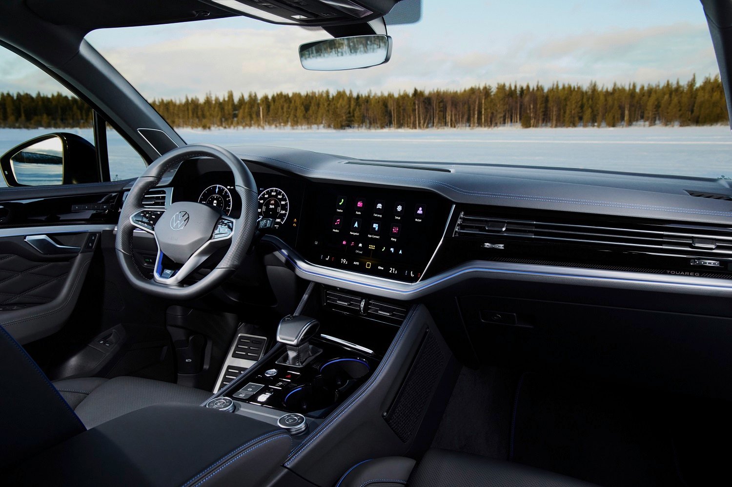 Volkswagen starts teasing facelift Touareg