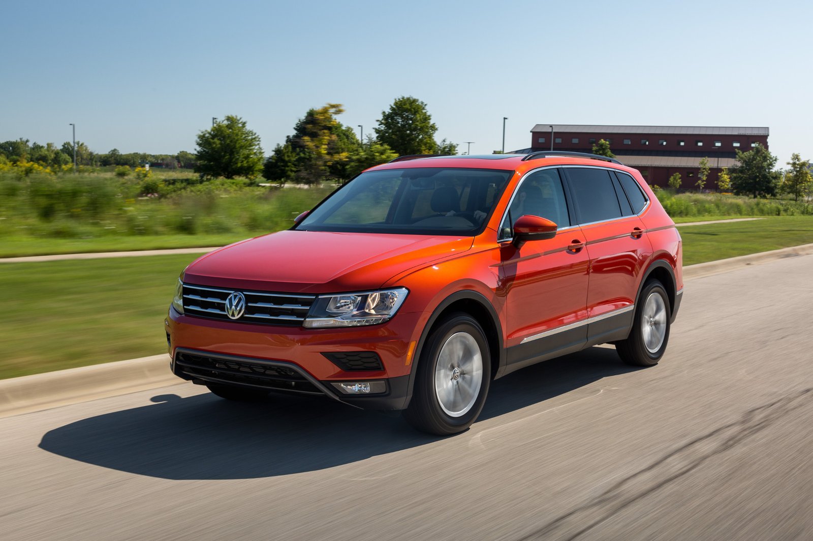 01-volkswagen-tiguan-2017-angle--dynamic--exterior--front--orange--outdoors--trees--volkswagen-tiguan-2018.jpg
