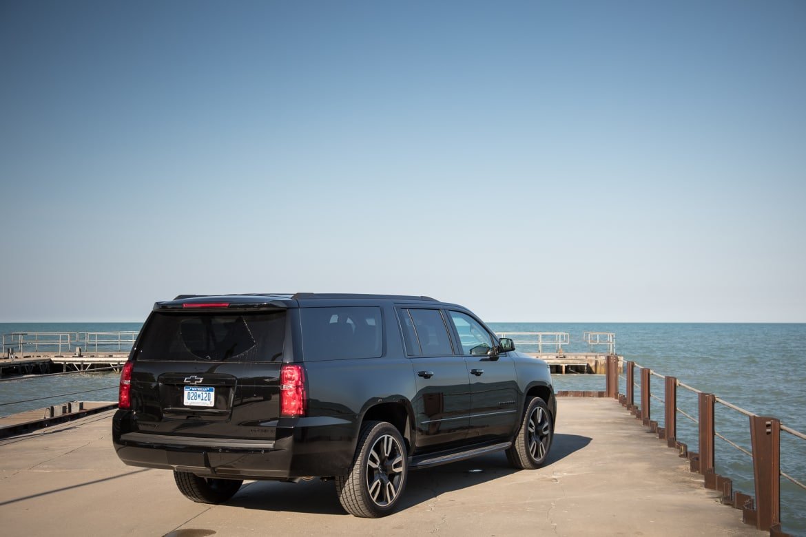 05-chevrolet-suburban-rst-2019-black--exterior--rear-angle.jpg