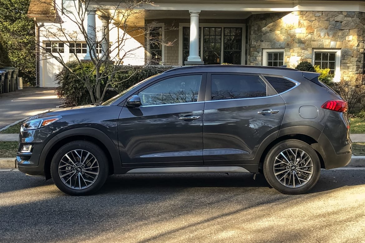 02-hyundai-tucson-2019-exterior--grey--outdoors--suburban.jpg