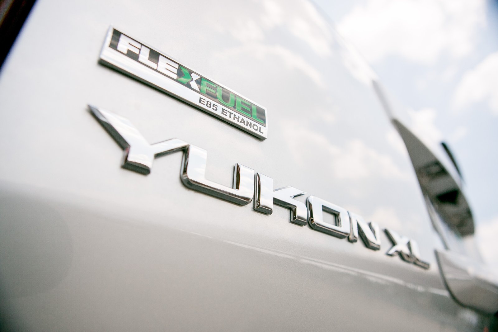 gmc-yukon-xl-2012-01-badge--exterior--flex-fuel--silver.jpg