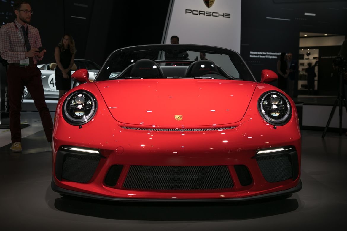 02-porsche-911-speedster-2019-exterior--front--red.jpg